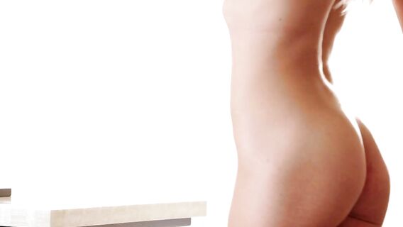 Молодая девушка раздвигает ноги и делает массаж своей писи